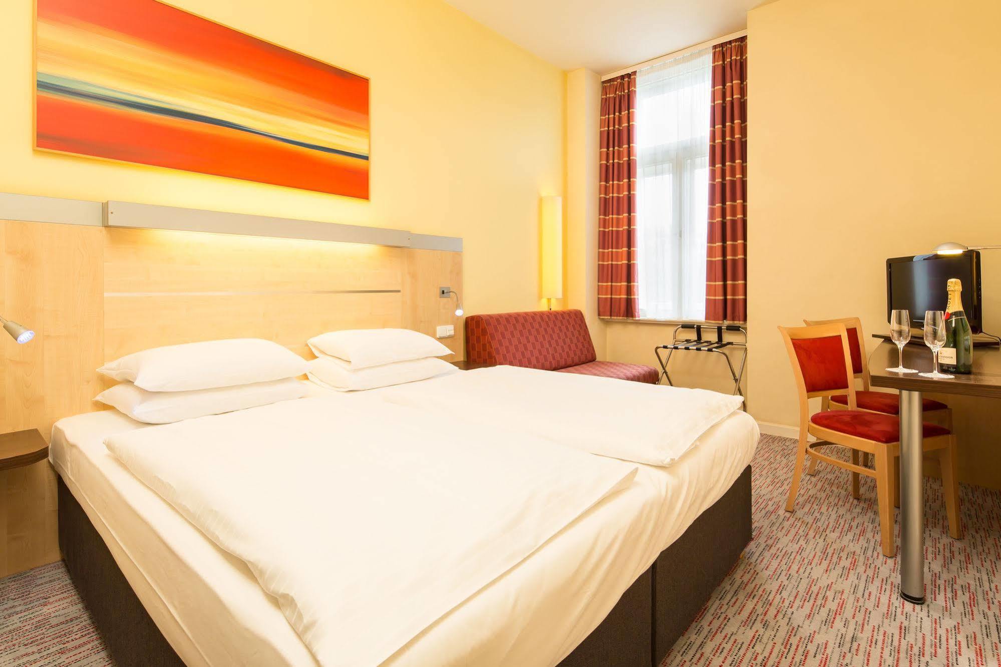 Exe City Park Hotel Прага Екстериор снимка